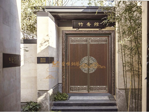 選擇銅門的六點(diǎn)注意事項(xiàng)？銅門定制廠家愛唯銅藝告訴您。