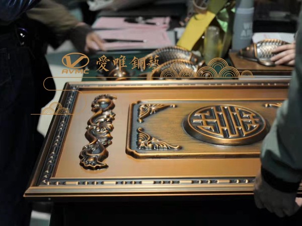 在銅門廠家定制銅門應(yīng)該注意哪些問題呢？